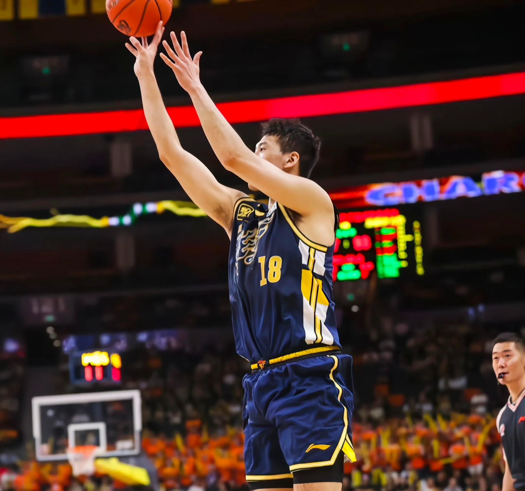 吉林队鏖战广州队，浓眉哥状态火热