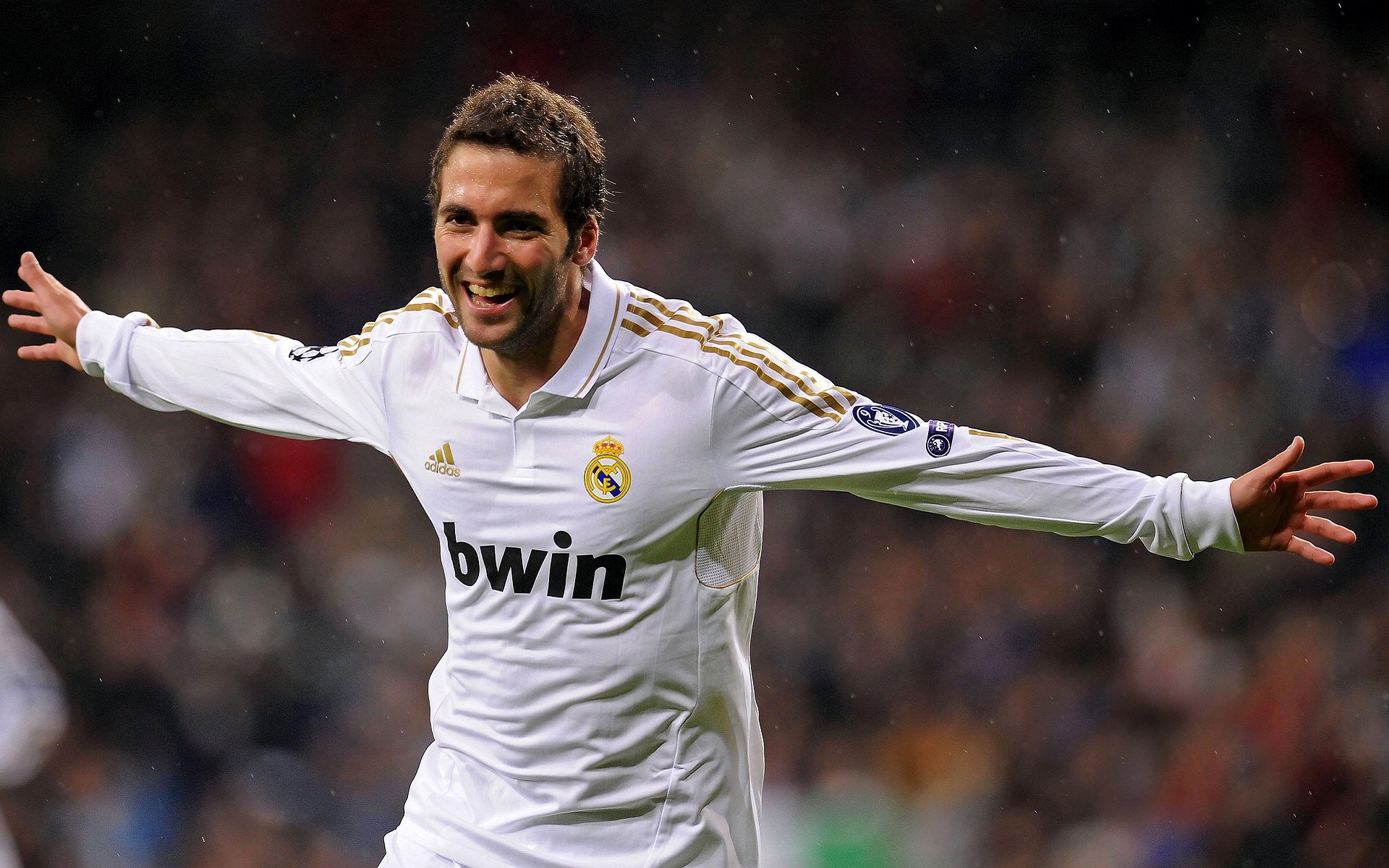 当南美风暴席卷三狮军团,克瓦拉茨赫利亚点燃的足球革命