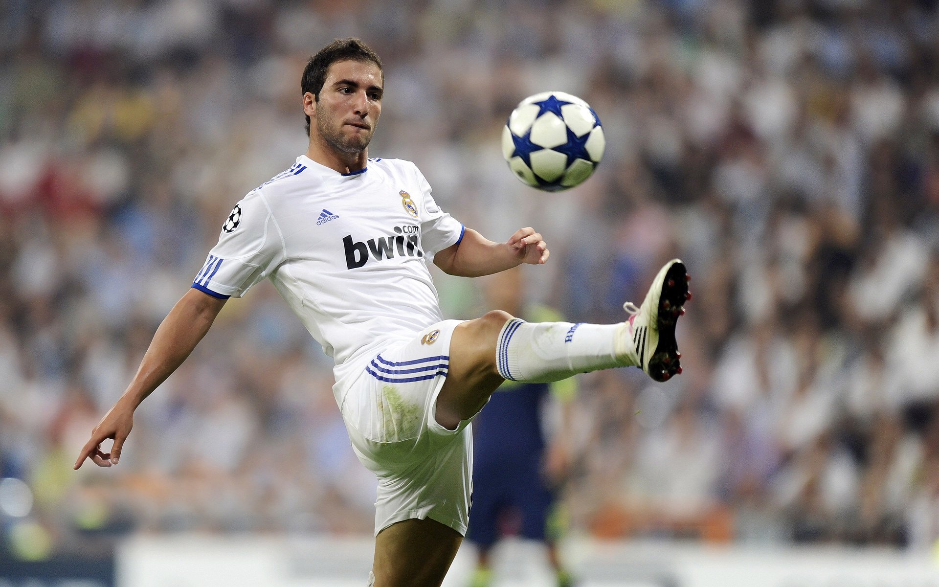 劳塔罗的跨界接管，当足球锋刃在NBA总决赛的硬木地板上闪耀